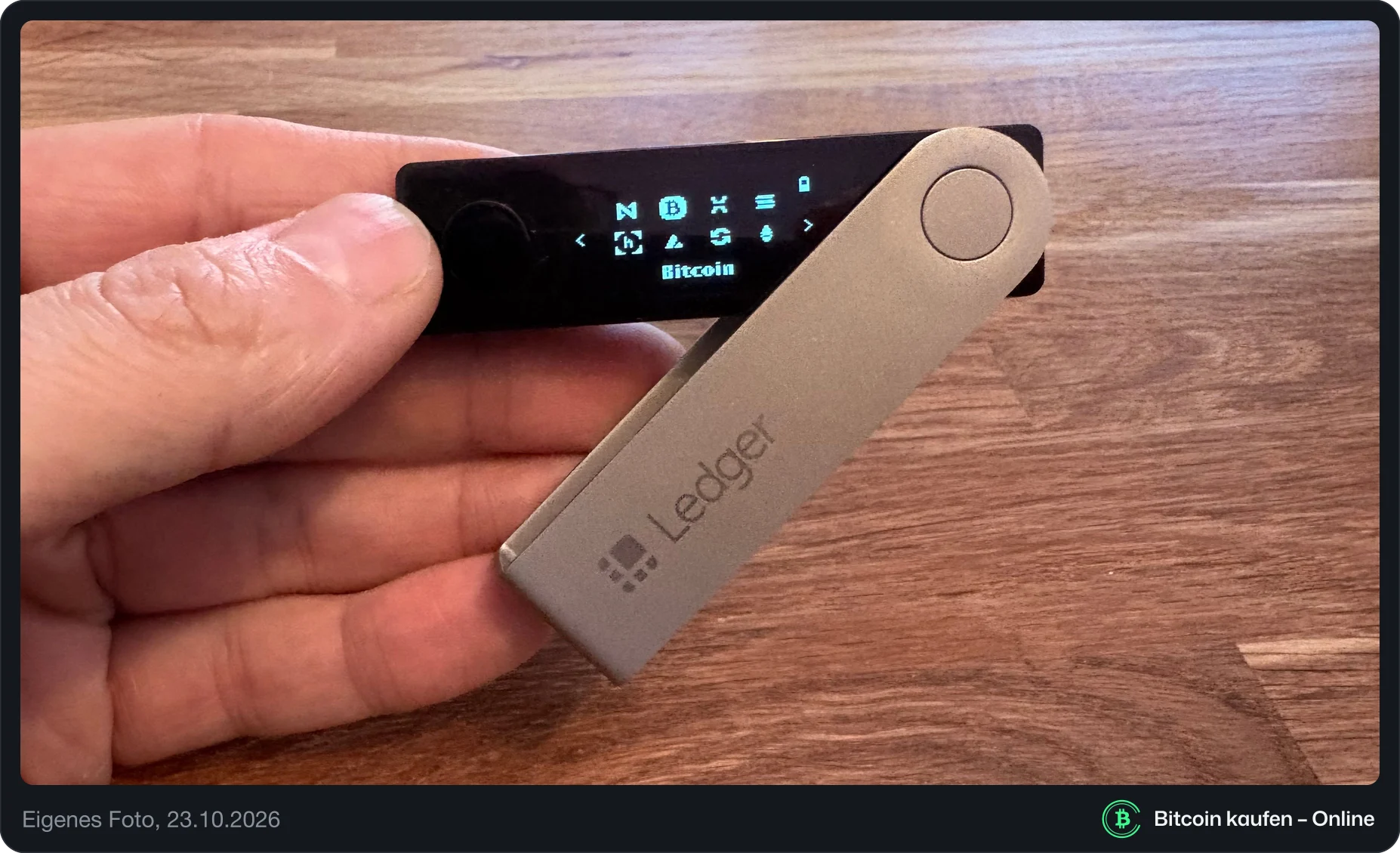 Unser eigener Ledger Nano X in der Hand, das Display zeigt das App-Menü